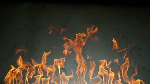 Super Cámara Lenta Línea Fuego Aislado Sobre Fondo Gris Filmado — Vídeo de stock