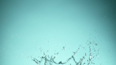 Mavi arka planda su kruvazörü şeklindeki süper yavaş çekim. Yüksek hızlı sinema kamerası, 1000fps.