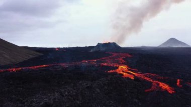 Litli-Hrtur Volkan Patlaması 'nın hava panoramik görüntüleri. İzlanda 28.7.2023, Fagradalsfall. Drone görüntüleri, Lav patlıyor ve kraterden yayılıyor..