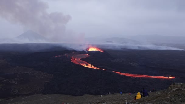 Πανοραμική Λήψη Του Litli Hrtur Volcano Eruption Ανθρώπους Που Παρακολουθούν — Αρχείο Βίντεο