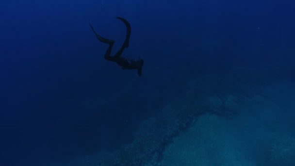 Underwater Slow Motion Footage Free Diver Exploring Deep Ocean Dalam — Stok Video