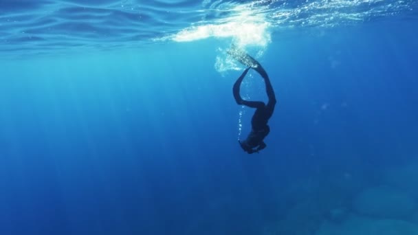 深海を探検する無料ダイバーの水中スローモーションフッテージ フリーダイビングレクリエーションスポーツ — ストック動画