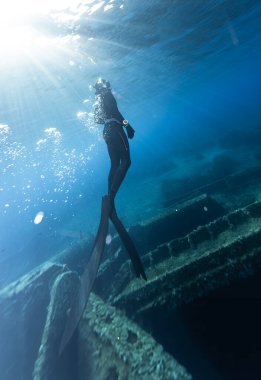 Freediver, Derin Deniz 'de Yüzüyor ve Gemi Enkazı Araştırıyor. Genç Dalgıç Deniz Yaşamı Arıyor.