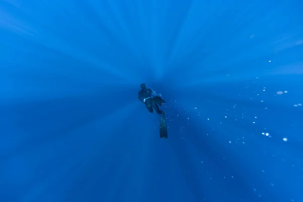 Freitaucher Schwimmen Der Tiefsee Mit Sonnenstrahlen Junger Mann Beschwert Sich — Stockfoto