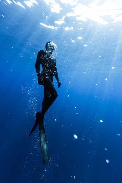 Plongeur Nageant Haute Mer Avec Les Rayons Soleil Jeune Homme — Photo