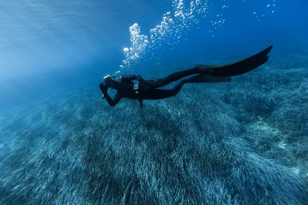 Freediver Uinti Syvänmeren Näyttää Merkki Nuori Mies Diver Eploring Sea — kuvapankkivalokuva