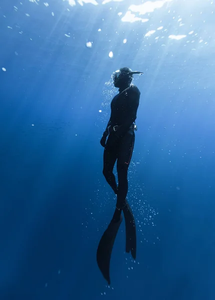 Freediver Svømming Dyp Sjø Med Solstråler Unge Mann Diver Eploring – stockfoto