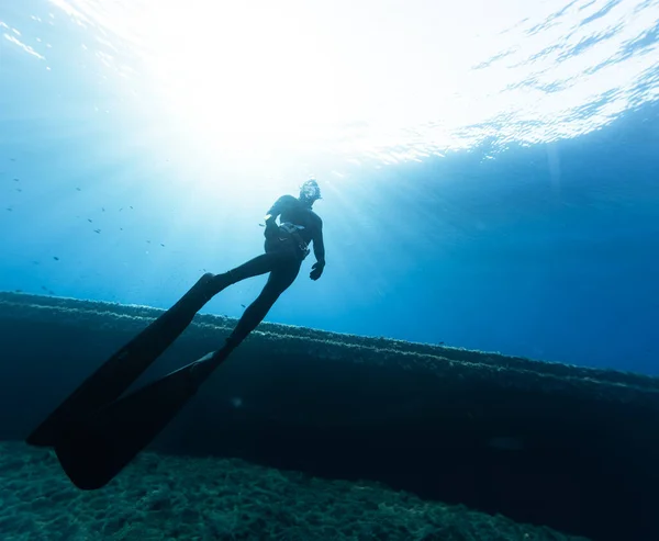 Freediver Svømming Dyp Sjø Utforske Skipsvraket Unge Mann Dykker Eploring – stockfoto
