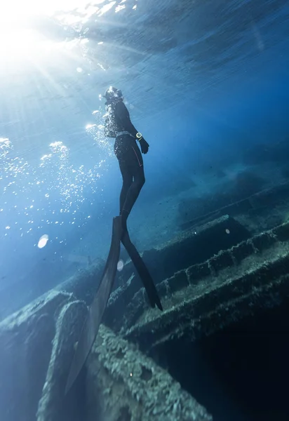 Freediver Pływanie Głębinach Morza Zwiedzanie Wraku Statku Młody Człowiek Nurka — Zdjęcie stockowe