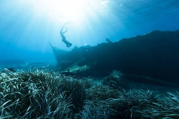 Freediver Svømming Dyp Sjø Utforske Skipsvraket Unge Mann Dykker Eploring – stockfoto