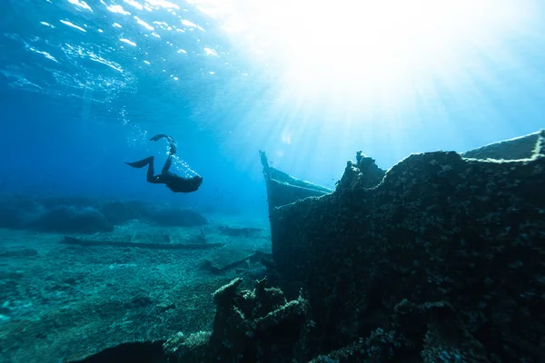 Vapauden Uiminen Syvänmerellä Aluksen Hylyn Tutkiminen Nuori Mies Diver Eploring — kuvapankkivalokuva