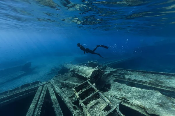 Freediver Derin Deniz Yüzüyor Gemi Enkazı Araştırıyor Genç Dalgıç Deniz — Stok fotoğraf