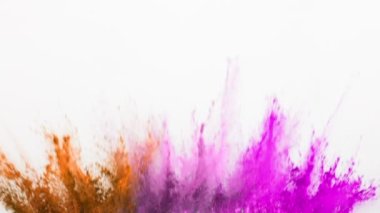 Beyaz arka planda izole edilmiş süper yavaş renkli barut patlaması. Yüksek hızlı sinema kamerası, 1000fps.