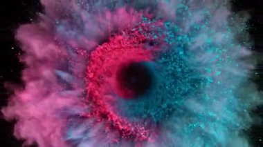 Siyah Arkaplanda Ters Hızda Süper Yavaş Renkli Toz Dönüşümü İzole Edildi. Yüksek Hız Sinema Kamerası, 1000fps.