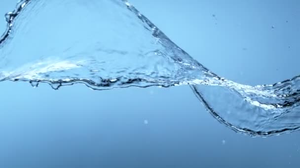 Super Lassú Mozgása Splashing Forgó Víz Elszigetelt Kék Háttér Nagysebességű — Stock videók