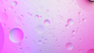 Su yüzeyi köpüklü sabun köpüğündeki soyut renkli arka plan yağı. Makro yakın çekim, üst görünüm.