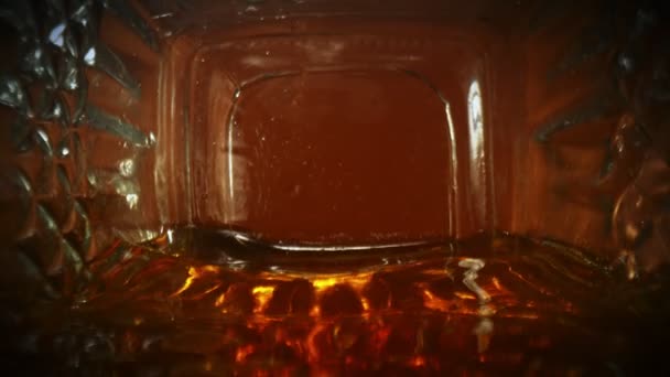 Super Slow Motion Verter Whisky Ron Coñac Dentro Botella Lente — Vídeo de stock