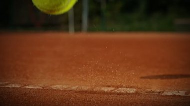 İnternetteki Tenis Topuna Vurmanın Süper Yavaş Hareketi. Düşük Odaklanma Derinliği. Yüksek Hız Sinema Kamerası, 1000fps.