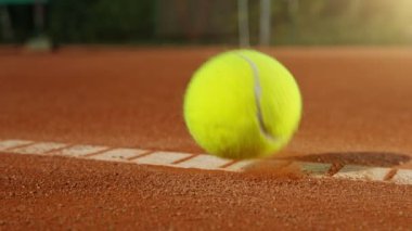 Tenis topuna vurmanın süper yavaş hareketi. Düşük Odaklanma Derinliği. Yüksek Hız Sinema Kamerası, 1000fps.