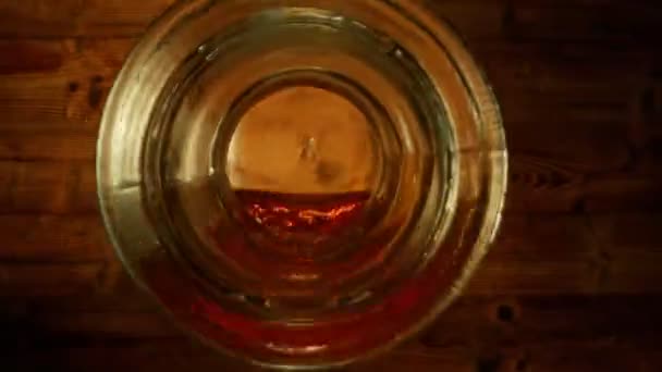 Super Slow Motion Verter Whisky Ron Coñac Dentro Botella Lente — Vídeos de Stock