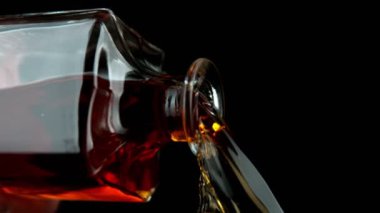 Viski İçeceğinin Süper Yavaş Hareketi, Hareketli Kamera. High Speed Cinema Camera 'da çekildi, 1000 fps. Hız Rampası Efekti.