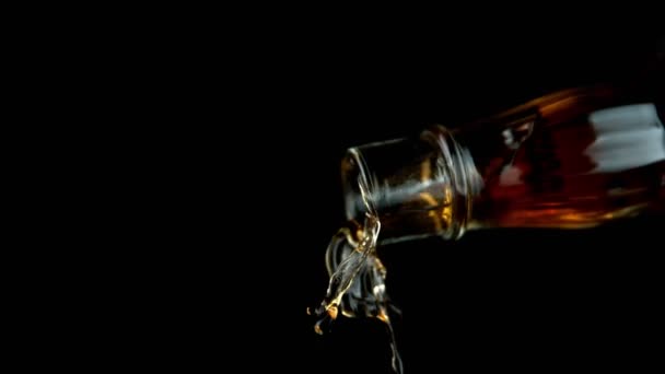 Super Slow Motion Pouring Whiskey Drink Камера Движении Снято High — стоковое видео
