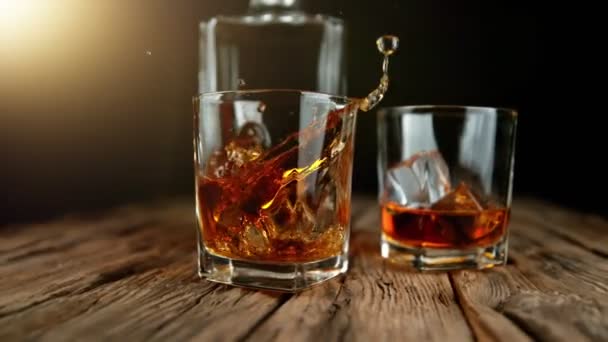Super Zeitlupe Fallender Eiswürfel Whiskey Drink Kamera Bewegung Gefilmt Mit — Stockvideo