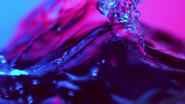 Super Slow Motion Splashing Water Waves Φωτίζεται Από Neon Lights — Αρχείο Βίντεο