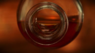 Şişeden Viski Doldurmanın Süper Yavaş Hareketi. Yüksek Hız Sinema Kamerası, 1000 Fps, Yüksek Hız Cine Bot 'a Yerleştirilmiş. Kamera Sıvı Akımı Takip Eder.