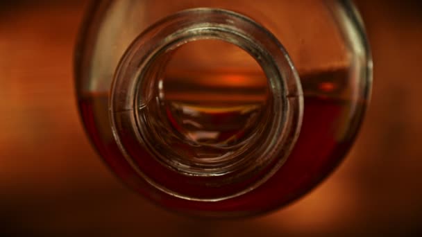 Super Zeitlupe Whisky Aus Der Flasche Gießen Gefilmt Mit Einer — Stockvideo