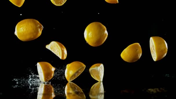 Super Rallentamento Della Caduta Fette Limone Acqua Sfondo Nero Girato — Video Stock