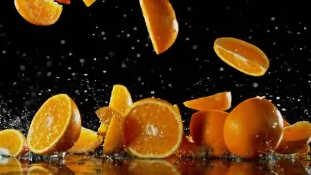 Super Lento Movimento Caduta Fette Arancioni Acqua Sfondo Nero Girato — Video Stock