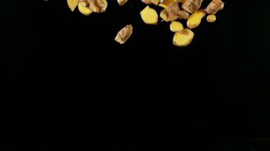 Suya Düşen Zencefil Parçalarının Süper Yavaş Hareketi. Kara Arkaplan 'da izole edilmiş. Yüksek Hız Sinema Kamerası, 1000 fp..