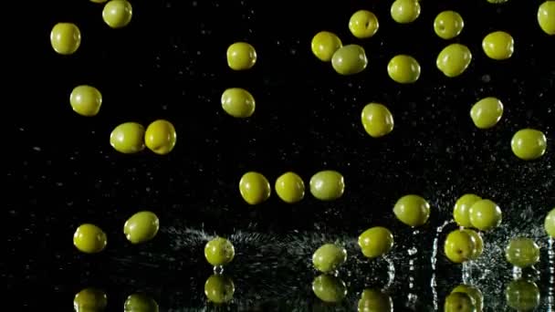 Super Zeitlupe Fallender Grüner Oliven Auf Schwarzem Hintergrund Wasser Plätschert — Stockvideo