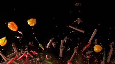 Uçan baharatların süper yavaş çekimi siyah arka planda karışır. Hız rampası etkisi. Yüksek hızlı sinema kamerası, 1000 fps..