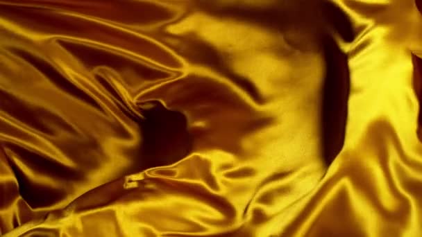 Супер Повільний Рух Waveing Golden Satin Cloth Знято Високошвидкісній Кінокамері — стокове відео