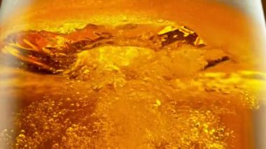 Süper yavaş çekimde makro bardakta bira, yakın çekim. Yüksek hızlı sinema kamerası, 1000 fps..