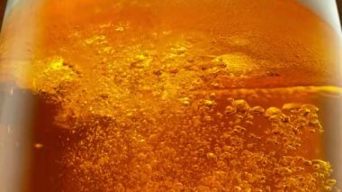 Süper yavaş çekimde makro bardakta bira, yakın çekim. Yüksek hızlı sinema kamerası, 1000 fps..