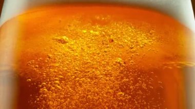 Süper yavaş çekimde makro bardakta bira, yakın çekim. Yüksek hızlı sinema kamerası, 1000 fps..