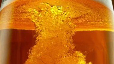 Süper yavaş çekimde makro bardakta bira, yakın çekim. Yüksek hızlı sinema kamerası, 1000 fps..