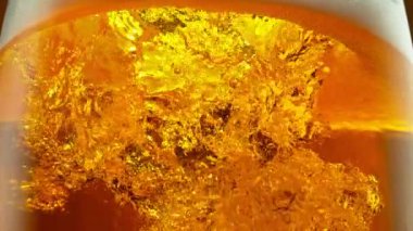 Süper yavaş çekimde makro bardakta bira, yakın çekim. Yüksek hızlı sinema kamerası, 1000 fps..