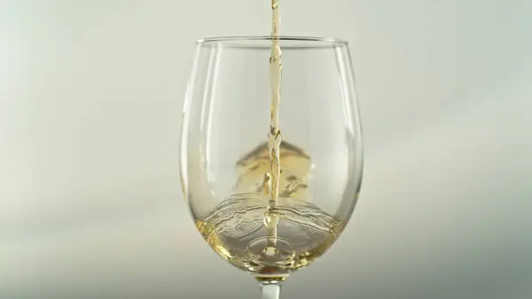 Выливать Белое Вино Стекло Темном Фоне Предпосылки Напитков — стоковое фото
