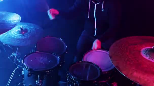 Baterista Golpeando Tambores Con Luces Intermitentes Drum Set Drummer Tays — Vídeo de stock
