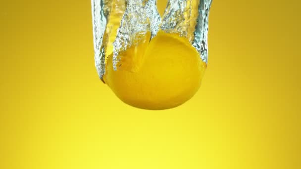Супер Медленное Движение Падающего Воду Лимона Изолированного Зеленом Фоне Съемки — стоковое видео