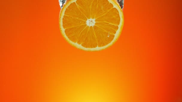 Super Slow Motion Falling Orange Slice Underwater Fondo Naranja Filmado — Vídeos de Stock