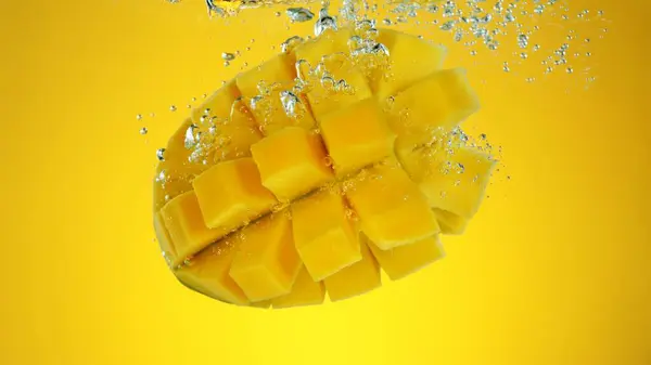 Čerstvé Mango Ovoce Pod Vodou Izolované Barevném Pozadí — Stock fotografie