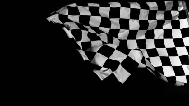 絶えず風に吹くチェッカーレースフラッグのスーパースローモーション 1000Fps ブラック バックグラウンドのレーシング フラッグ スポーツコンセプト スピードランプ効果 — ストック動画