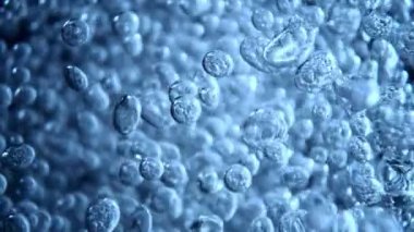 Köpüren Mavi Suyun Süper Yavaş Hareketi. Ekstrem Makro Vuruş, Soyut Doku. Yüksek Hız Sinema Kamerası, 1000 fp..