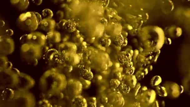 Super Zeitlupe Der Blubbernden Goldenen Flüssigkeit Detail Extreme Makroaufnahme Abstrakte — Stockvideo