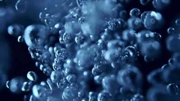 超慢运动的气泡蓝水在细节 极端宏观射击 抽象纹理 在高速电影摄影机上拍摄 1000 Fps — 图库视频影像